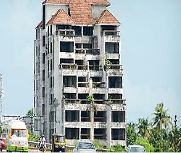 stalled and abandoned building project illustrating the financial risk that leads buyers to choose a ready to move apartment even at a higher cost.
